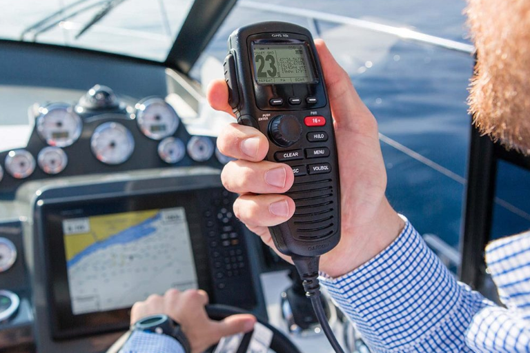 superyacht-training-academy-course-in-cape-town-image-samsa-src-vhf-radio